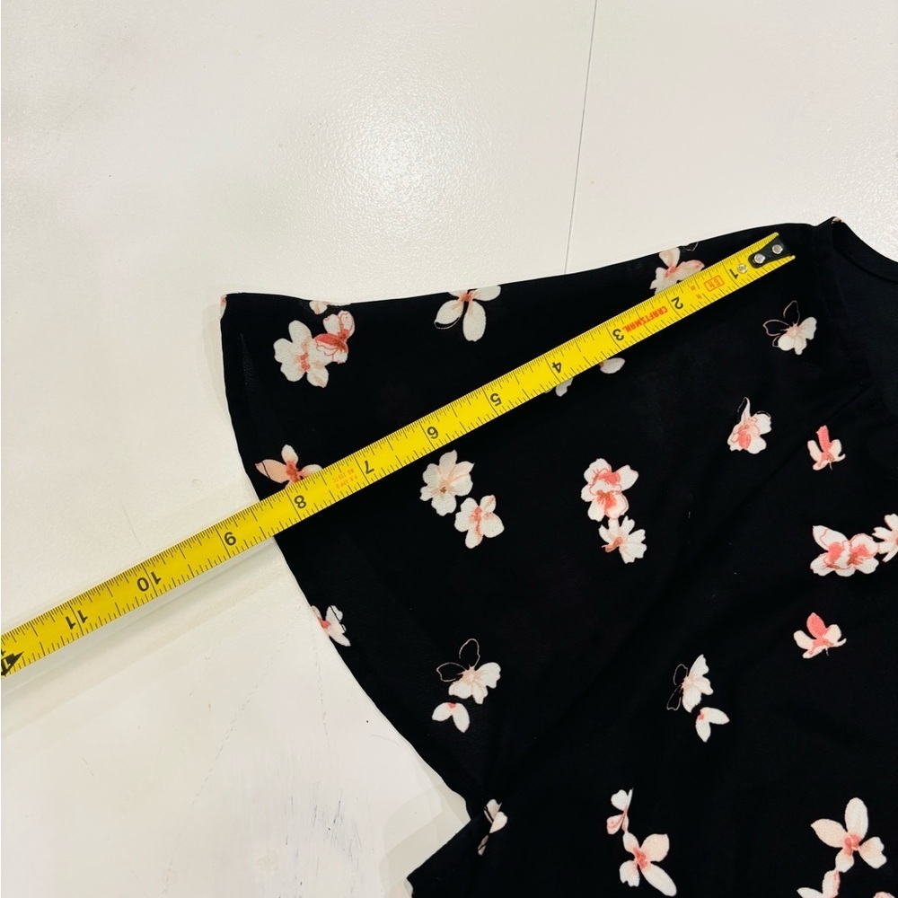 Liz Claiborne Black Floral Blouse size Medium mint condition - Picture 6 of 9
